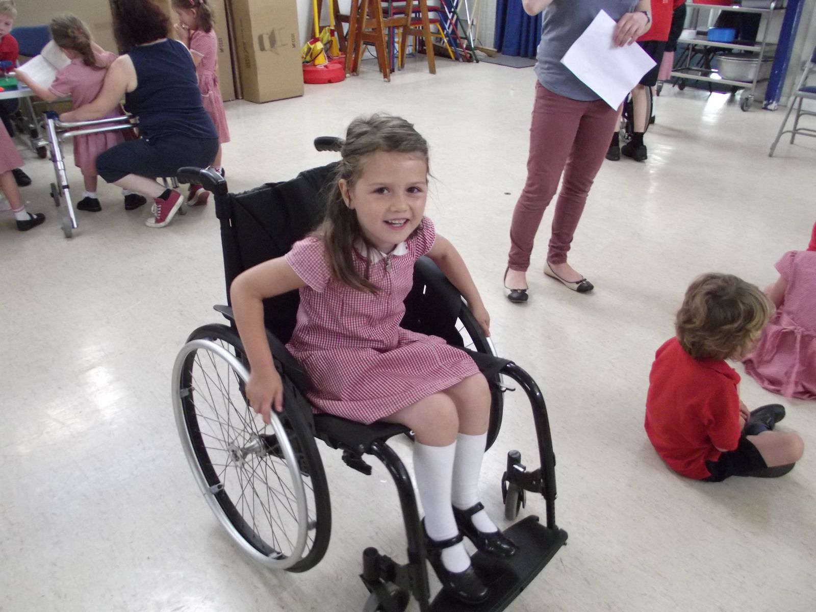 Детей инвалидов 2024 году в россии. Девочка инвалид. Ребенок в инвалидной коляске. Ребенок в инвалидном кресле. Детки в инвалидных колясках.